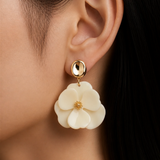 Boucles d'Oreille Emma – Fleur en Résine Puce Dorée – Acier Inoxydable 316L