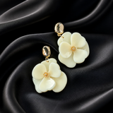 Boucles d'Oreille Emma – Fleur en Résine Puce Dorée – Acier Inoxydable 316L