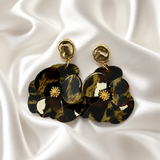 Boucles d'Oreille Emma – Fleur en Résine Puce Dorée – Acier Inoxydable 316L