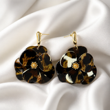 Boucles d'Oreille Emma – Fleur en Résine Puce Dorée – Acier Inoxydable 316L