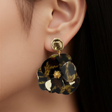 Boucles d'Oreille Emma – Fleur en Résine Puce Dorée – Acier Inoxydable 316L